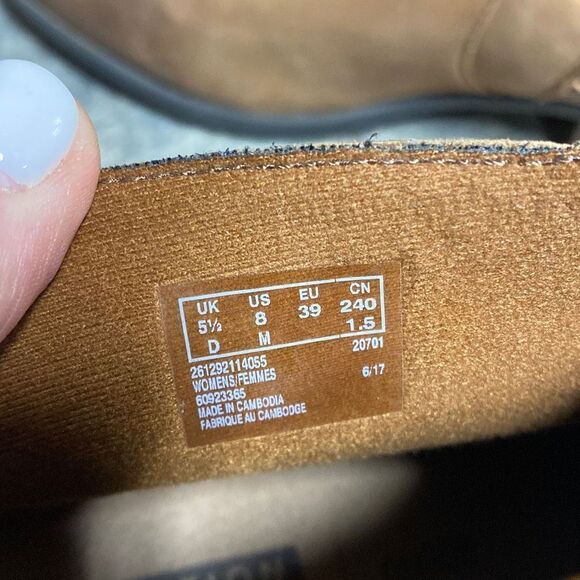Clarks Collection Distressed Tan Leather Ankle Bootie Size 8 - Picture 8 of 9